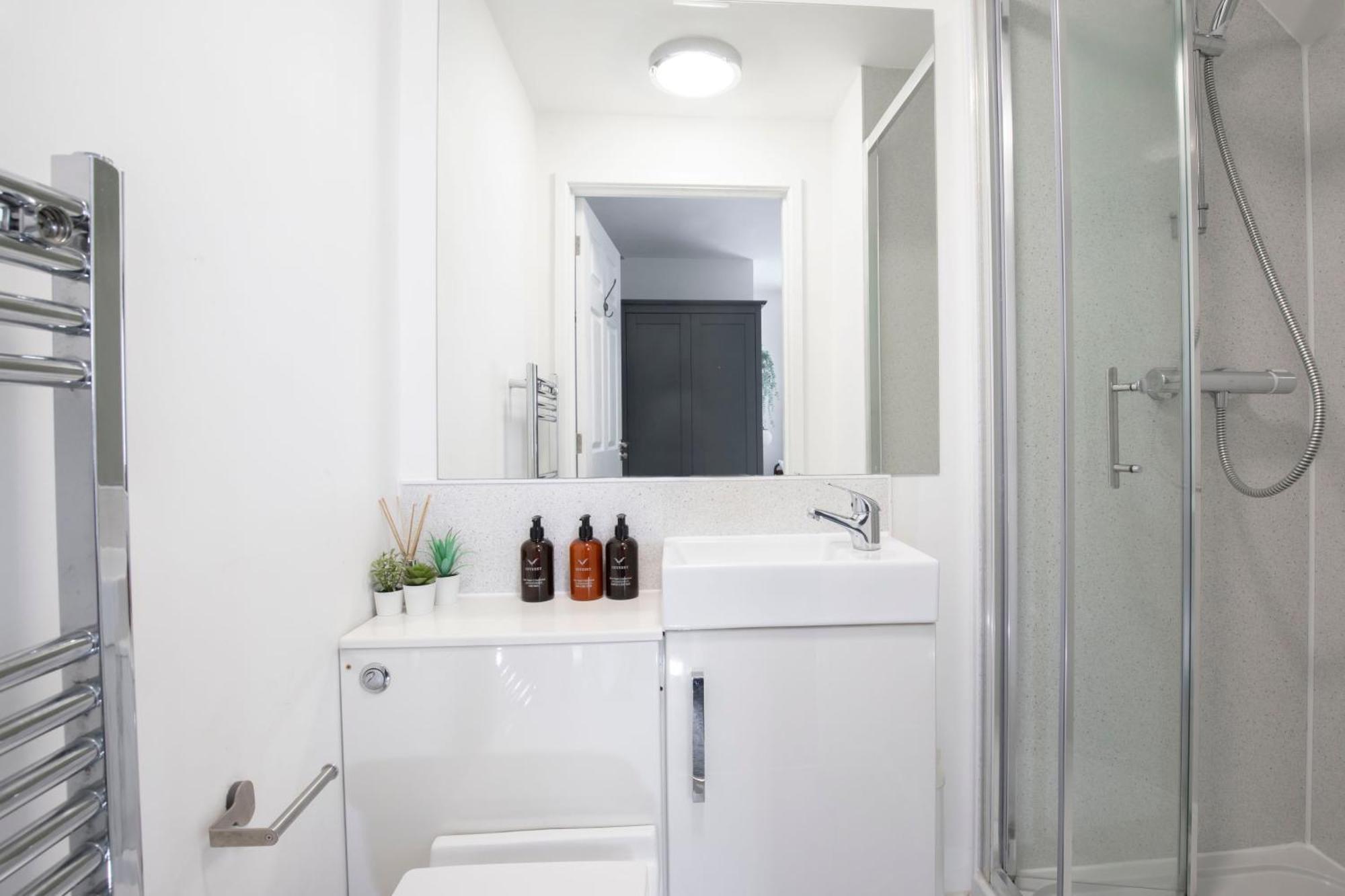 Modern Four Bedroom Four Bathroom Home Челтнъм Екстериор снимка