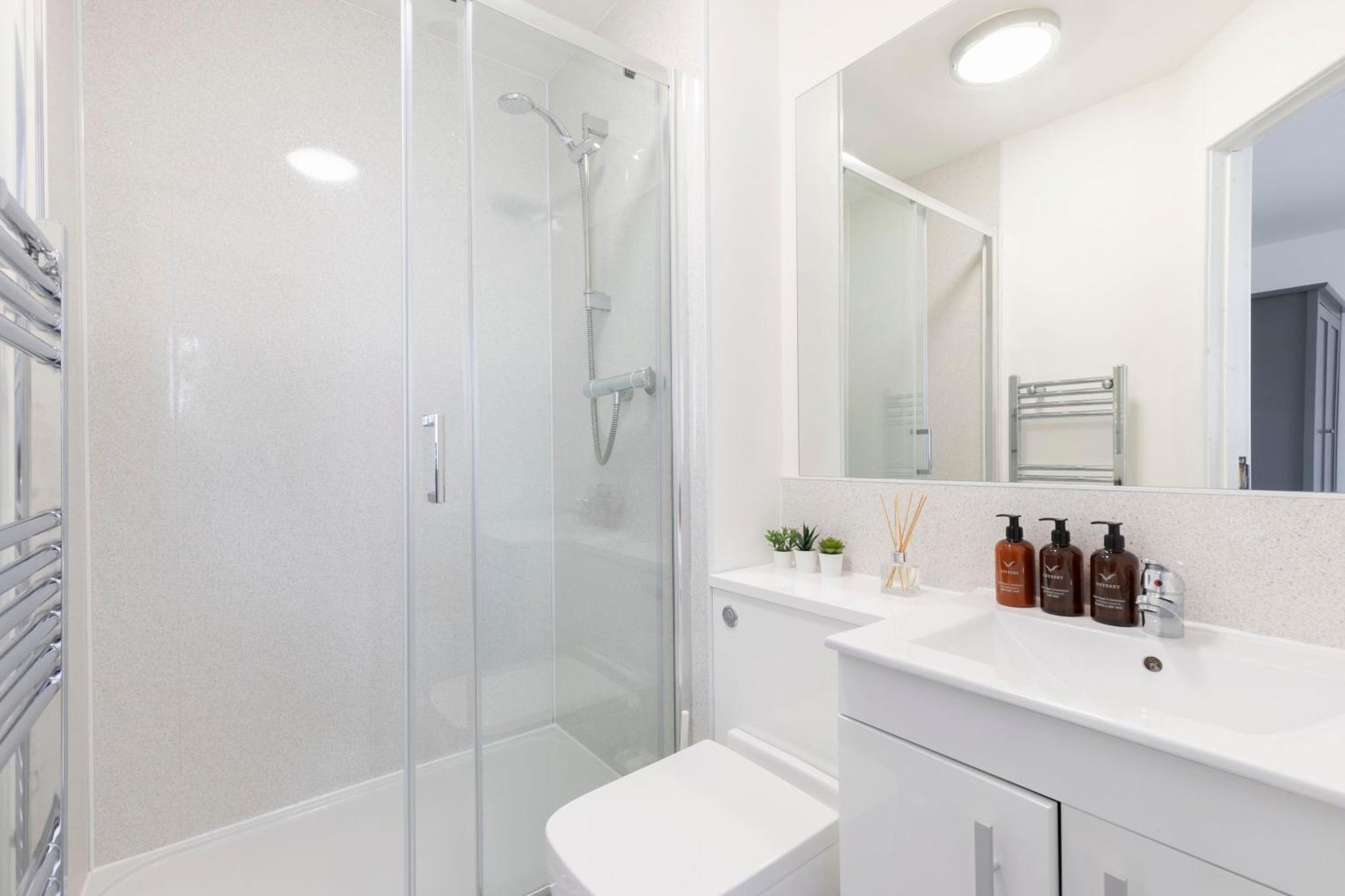 Modern Four Bedroom Four Bathroom Home Челтнъм Екстериор снимка