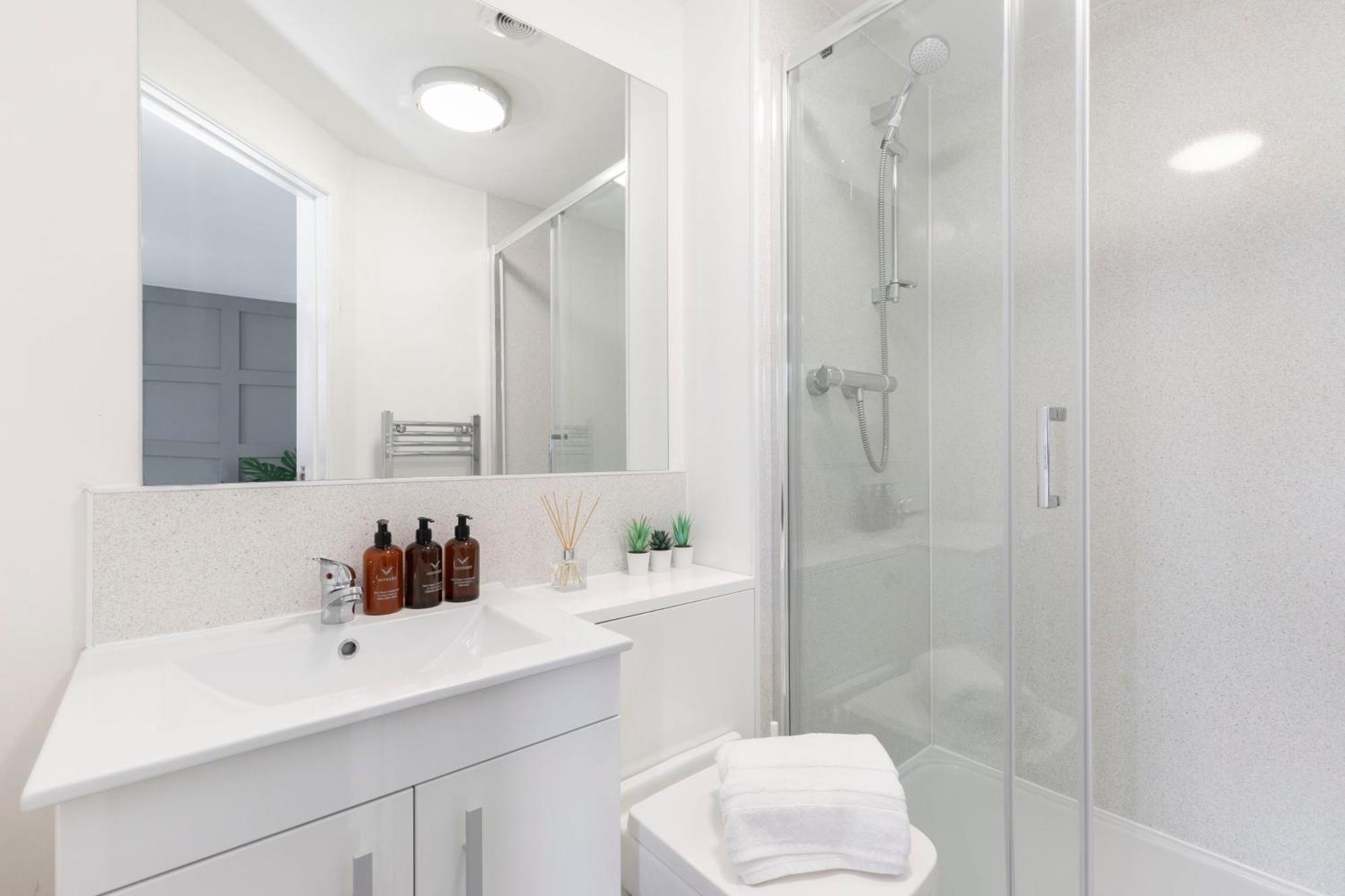 Modern Four Bedroom Four Bathroom Home Челтнъм Екстериор снимка