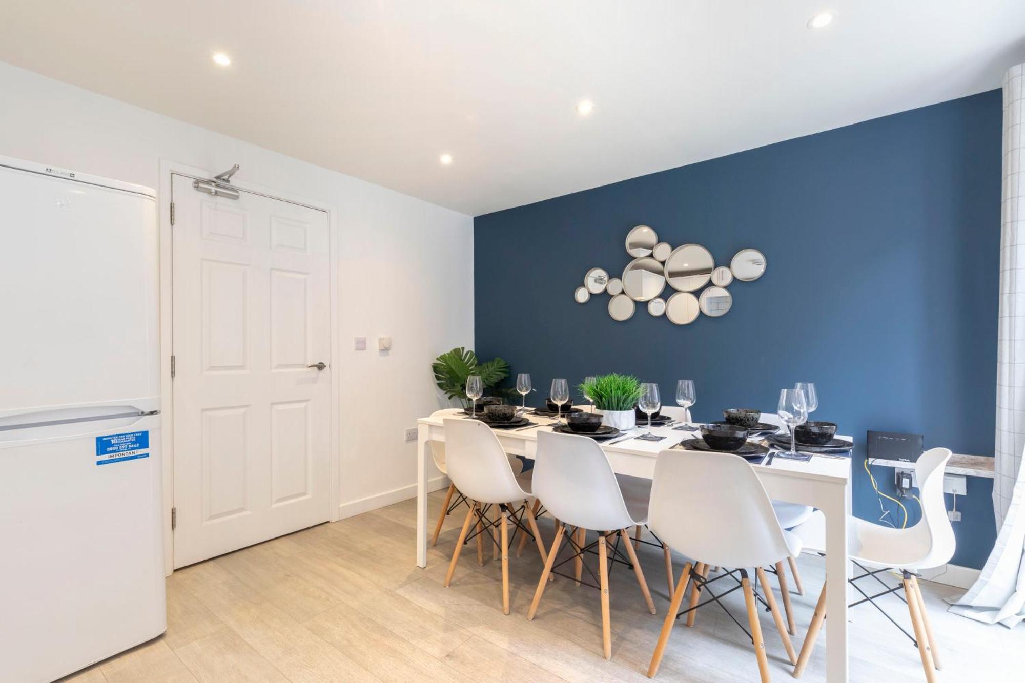 Modern Four Bedroom Four Bathroom Home Челтнъм Екстериор снимка